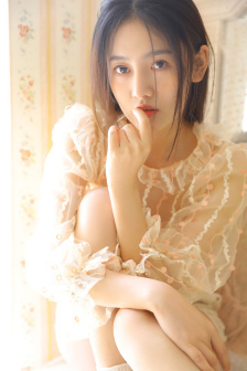 校花光屁股穿裙子被老师打屁股